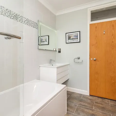 Gorgeous Central Modern - Pass The Keys Apartment