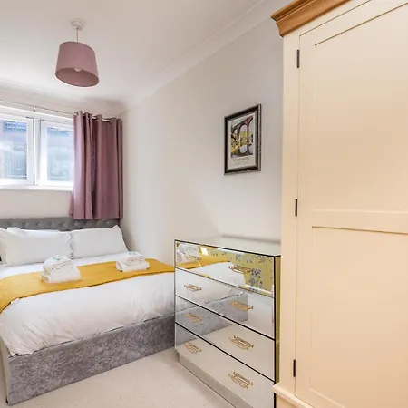 Gorgeous Central Modern - Pass The Keys Apartment *