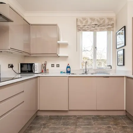 Gorgeous Central Modern - Pass The Keys Apartment